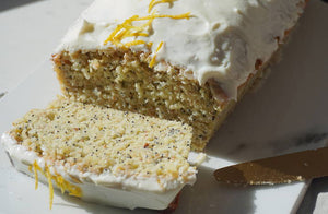 BUDÍN KETO DE LIMÓN Y AMAPOLAS